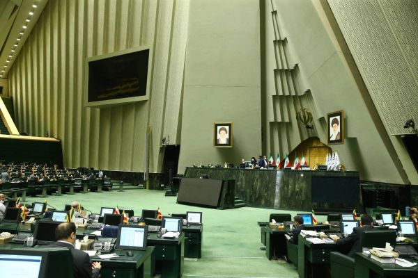 جلسة برلمانية مغلقة يحضرها الحرس الثوري لمناقشة إلغاء "الدولار الحكومي"