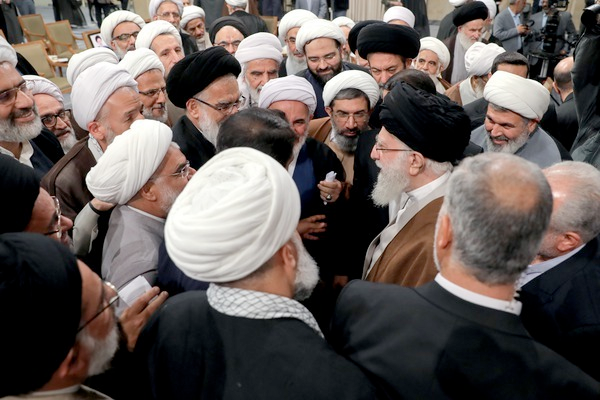 سرية الأسماء ومخاوف الاغتيال تزيد المشهد غموضًا.. مَنْ هم المرشحون الثلاثة لخلافة خامنئي؟