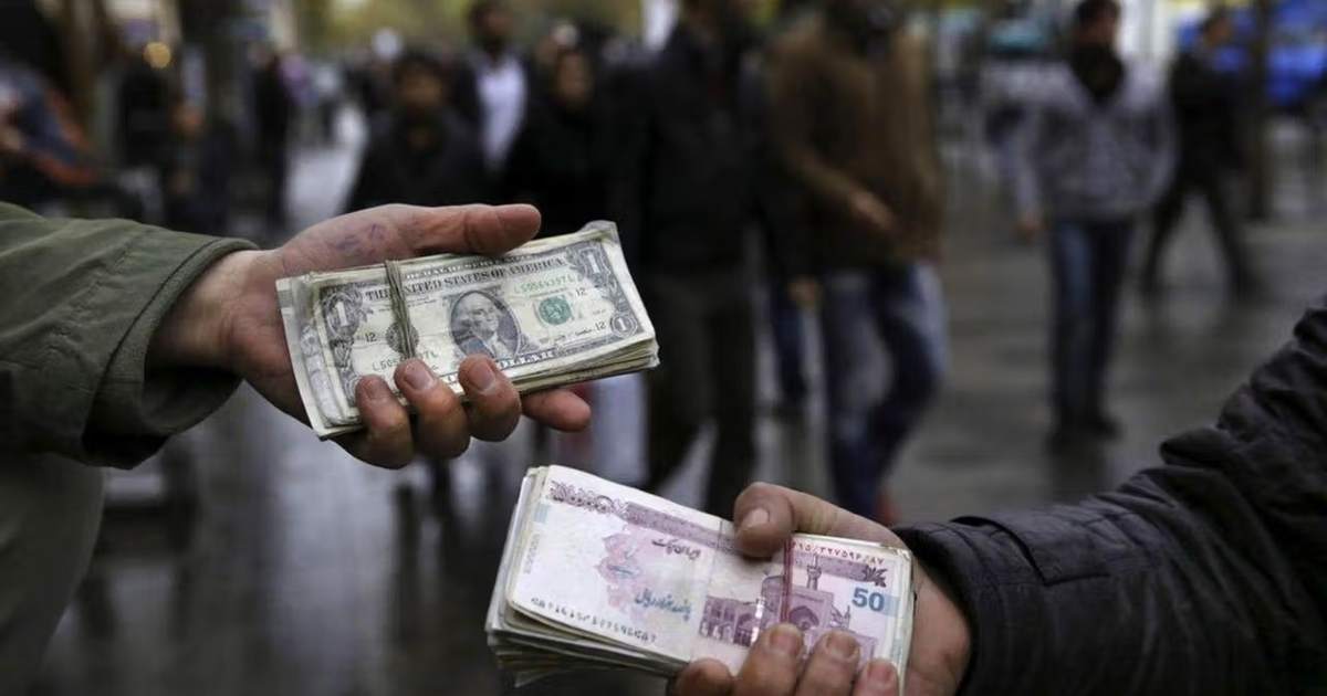 ایرانی ها با نزدیک شدن دلار به 2 میلیون ریال از ناامیدی اقتصادی خود خبر می دهند