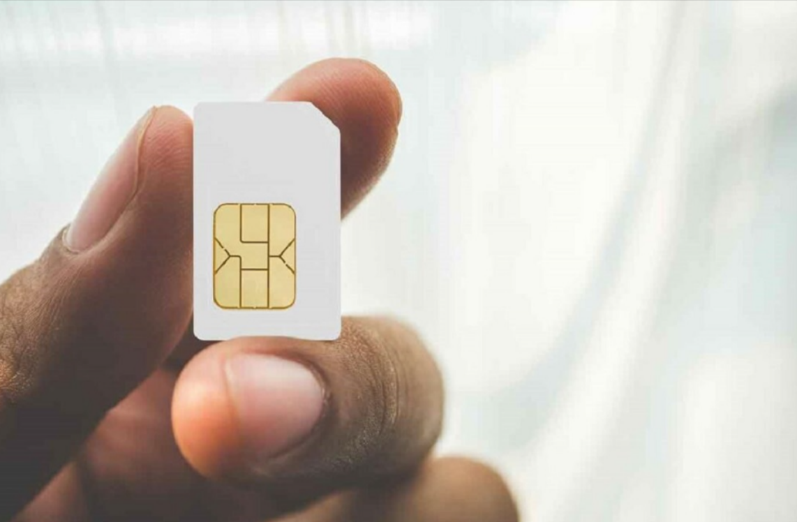 "شرائح الهاتف البيضاء" لدى الصحافيين: كيف يسيطرون على وسائل الإعلام والسرديات في إيران؟