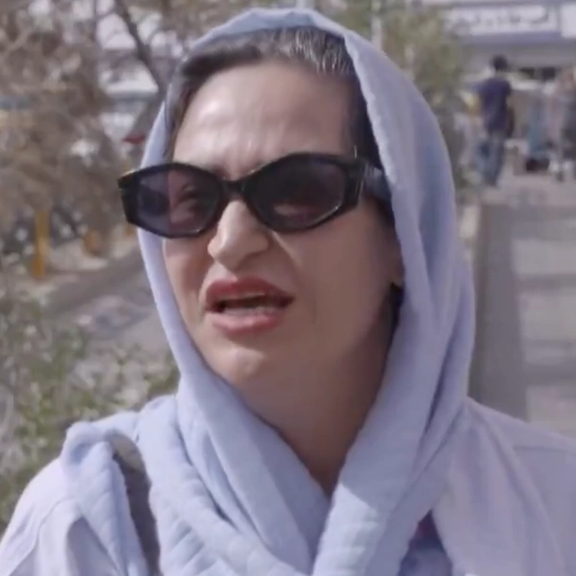 سيدة إيرانية: الفئات الضعيفة تعاني.. والأغنياء يزدهرون ويزدادون قوة