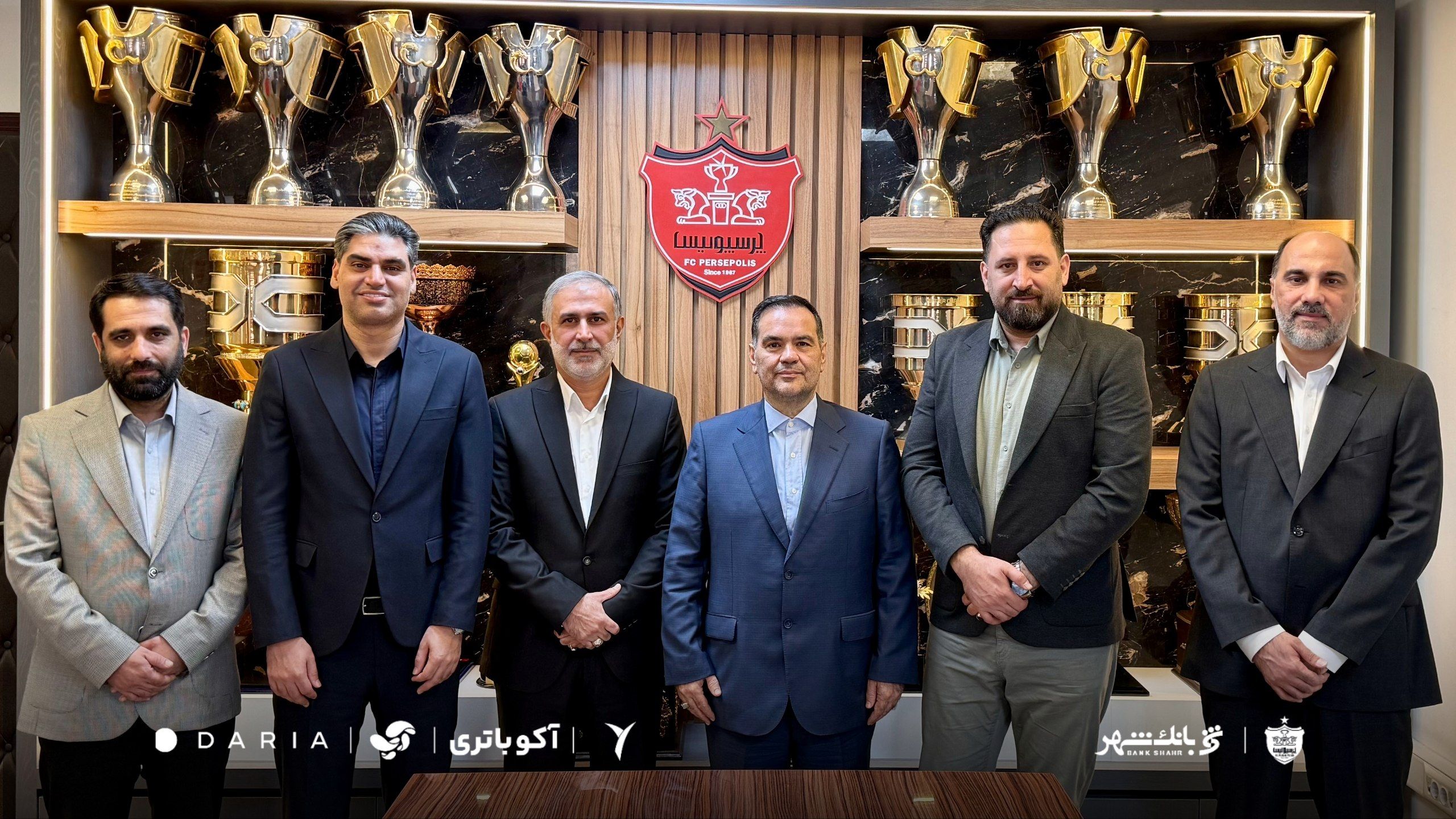 نفر وسط؛ حسین صابری، رییس هیات مدیره پرسپولیس