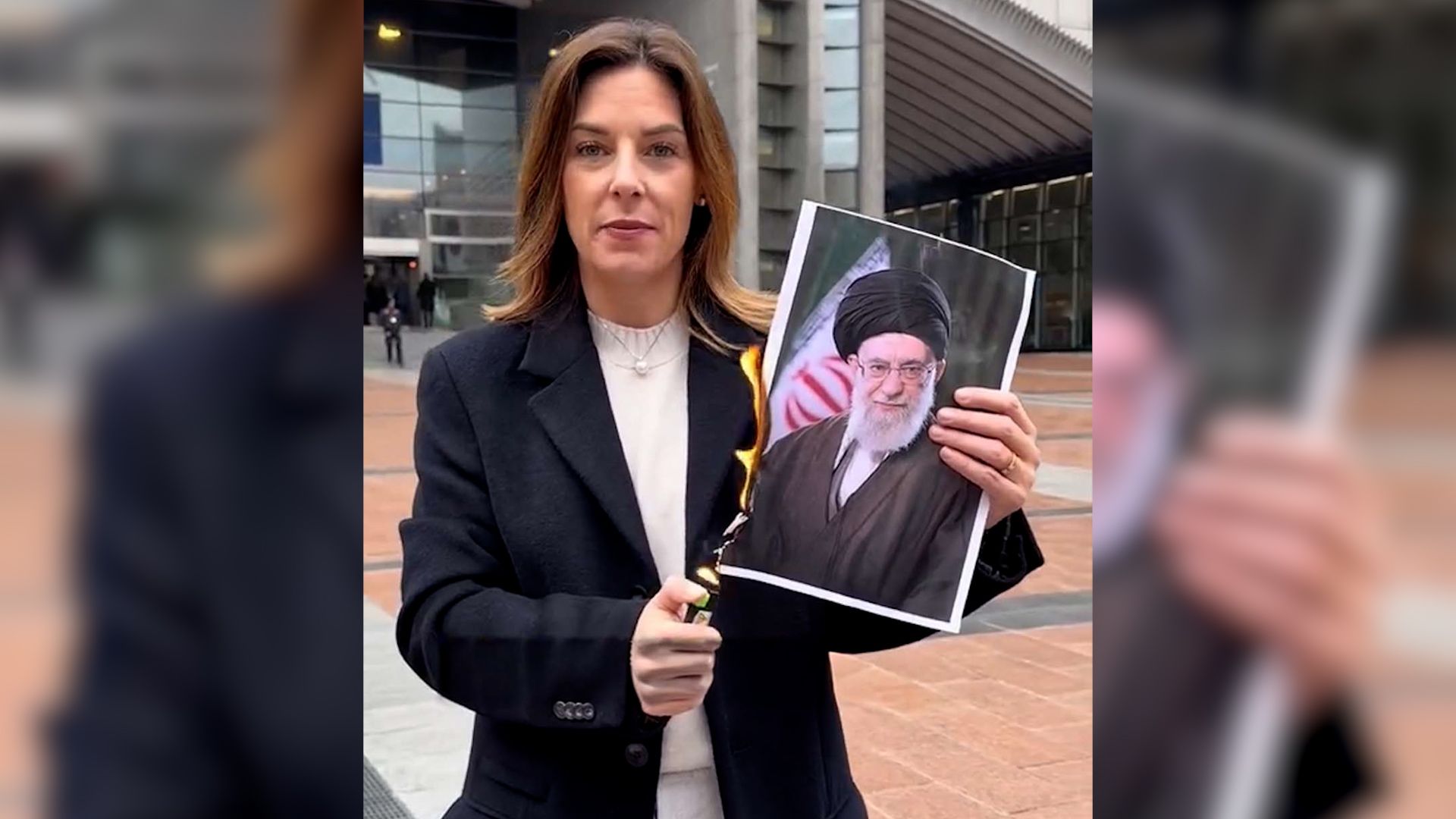 نماینده ایتالیا در پارلمان اروپا تصویر خامنه‌ای را آتش زد و خواستار سقوط دیکتاتور تهران شد