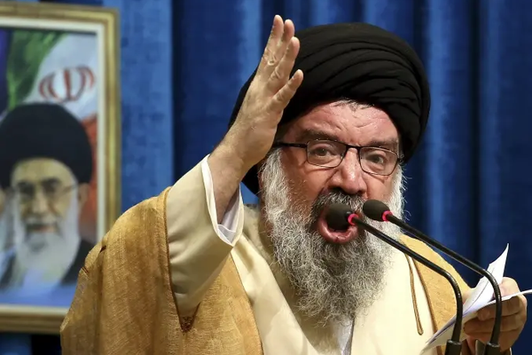 رجل دين إيراني يدعو إلى مواصلة رفع شعار "الموت لأميركا" حتى "تعود إلى رشدها"