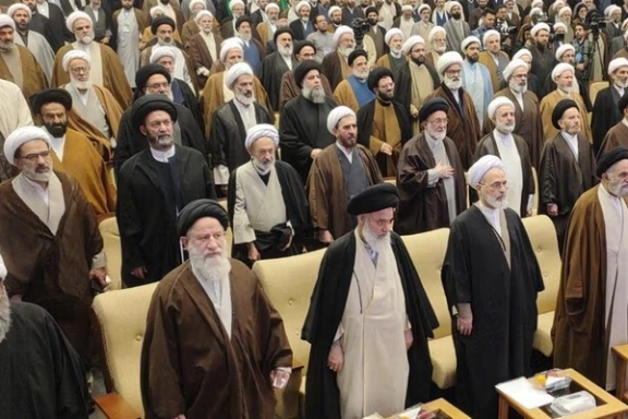 400 Iranian clerics back death fatwa against those who threaten Khamenei