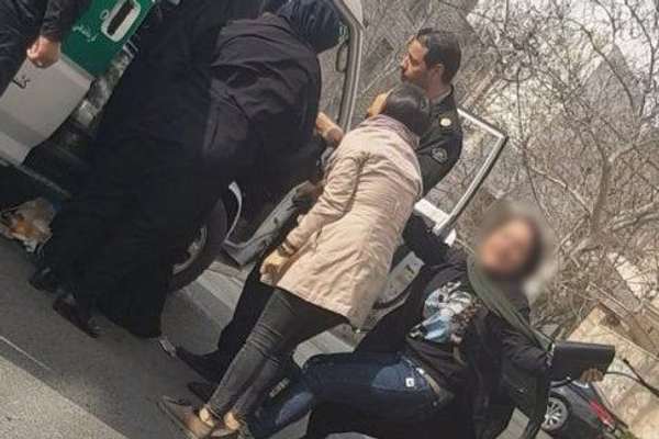 تهديد النساء الرافضات للحجاب الإجباري في إيران بالتجريد من الجنسية