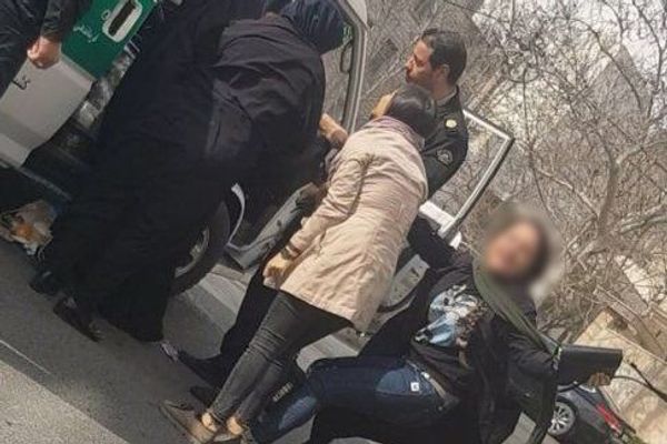 تهديد النساء الرافضات للحجاب الإجباري في إيران بالتجريد من الجنسية