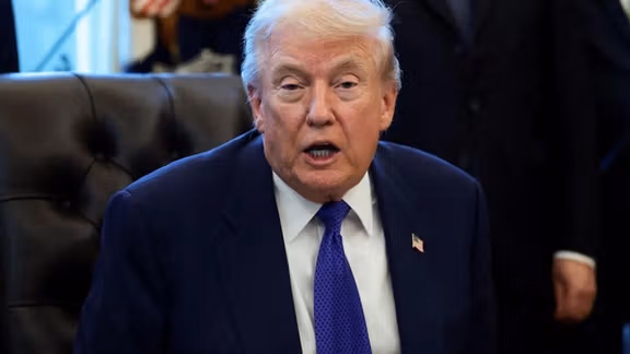 ترامپ: کشورهایی که با ما همکاری نکردند و سوخت هواپیما ندارند، بروند آن را از تنگه هرمز بگیرند