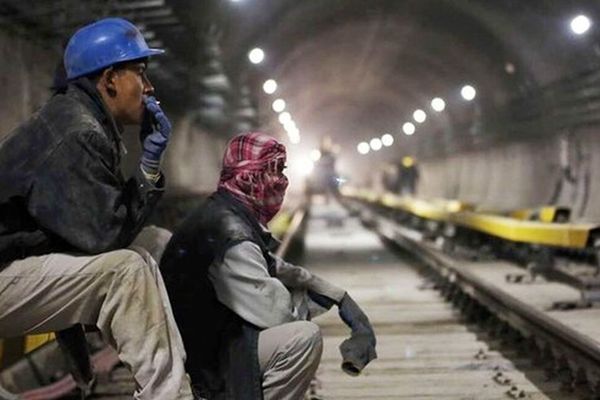 تضخم 45 %.. ورفع الحد الأدنى لأجور الموظفين الإيرانيين 29 في المائة فقط