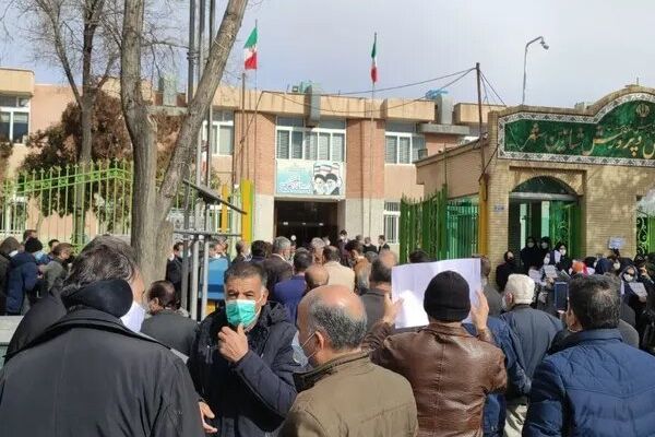 خروج المعلمين المحتجين في جميع أنحاء إيران بعد يومين من الاعتصام بالمدارس