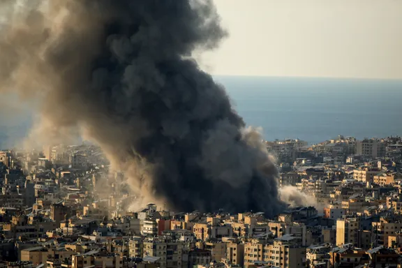دود سیاه بر فراز نواحی جنوبی بیروت پس از حمله اسرائیل به مواضع حزبالله در این شهر