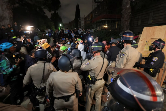 صحنهای از تجمع معترضان ضد اسرائیلی و حضور پلیس در دانشگاه کالیفرنیا، چهارشنبه ۱۲ اردیبهشت