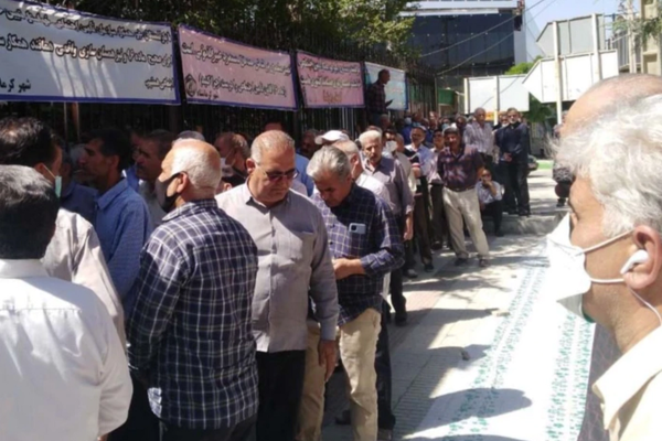 متقاعدو إيران يتظاهرون في الشوارع بموائد فارغة.. ويطالبون الحكومة بالاستقالة