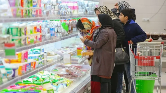 A group of Iranians shopping in a supermarket