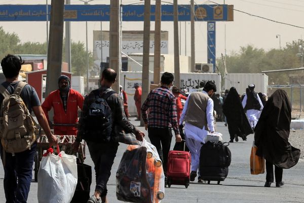 بعد إجبار 1.9 مليون شخص على المغادرة.. مستقبل غامض يواجه الأفغان المُرحّلين من إيران