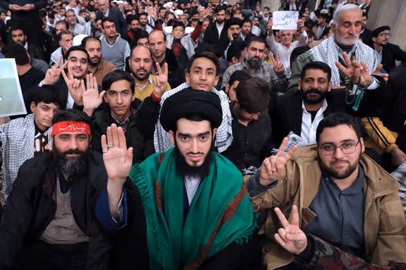 افراد حاضر در دیدار روز ۱۹ دی با علی خامنهای، رهبر جمهوری اسلامی