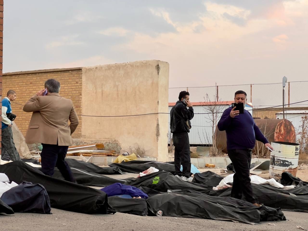 گاردین از دفن دسته‌جمعی اجساد معترضان در ایران خبر داد