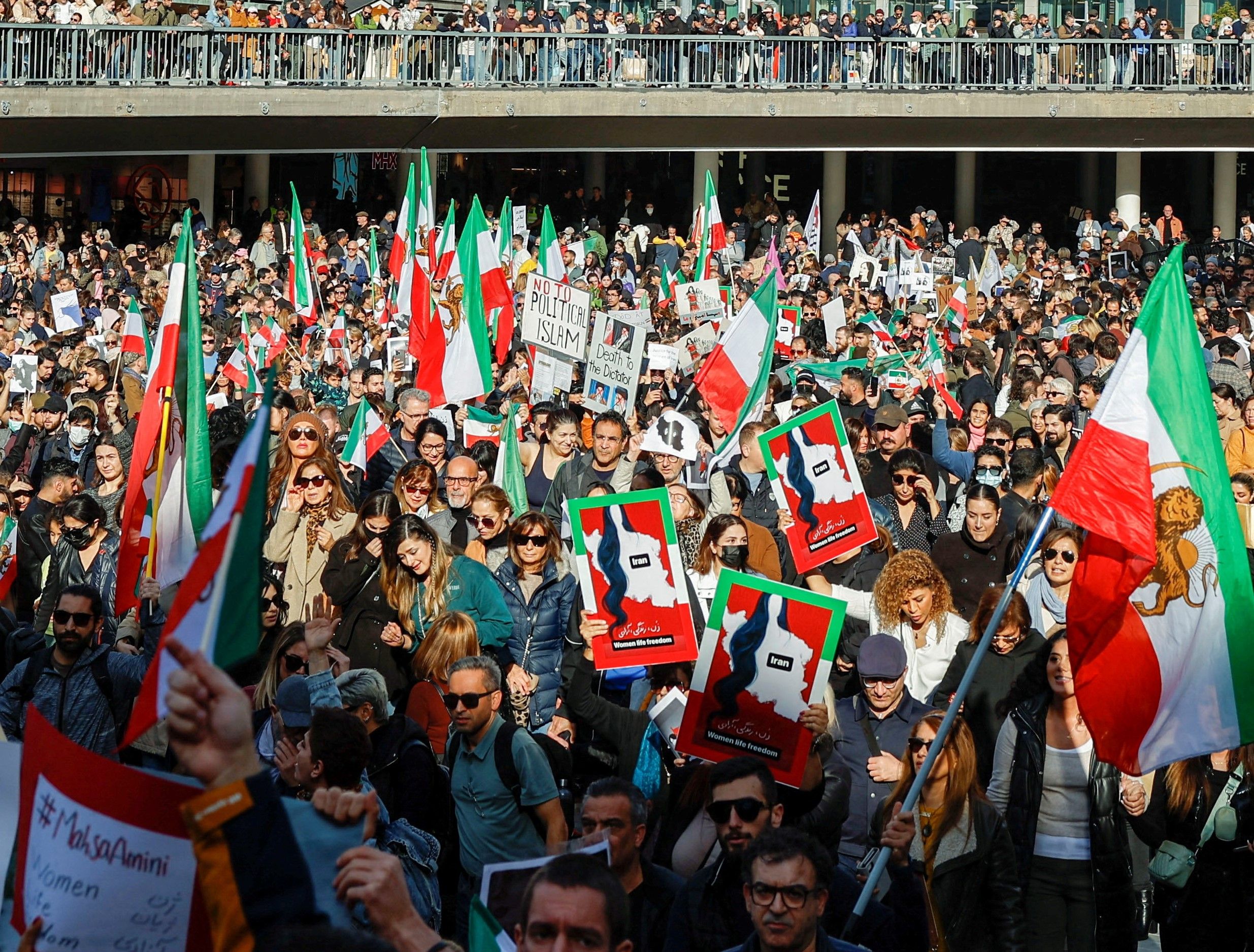 احتجاجات إيران: سيطرة المحتجين على الشوارع.. وإضراب في المدارس.. ودعوات للانشقاق عن النظام