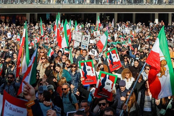 احتجاجات إيران: سيطرة المحتجين على الشوارع.. وإضراب في المدارس.. ودعوات للانشقاق عن النظام