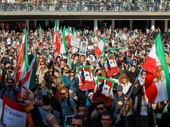 احتجاجات إيران: سيطرة المحتجين على الشوارع.. وإضراب في المدارس.. ودعوات للانشقاق عن النظام