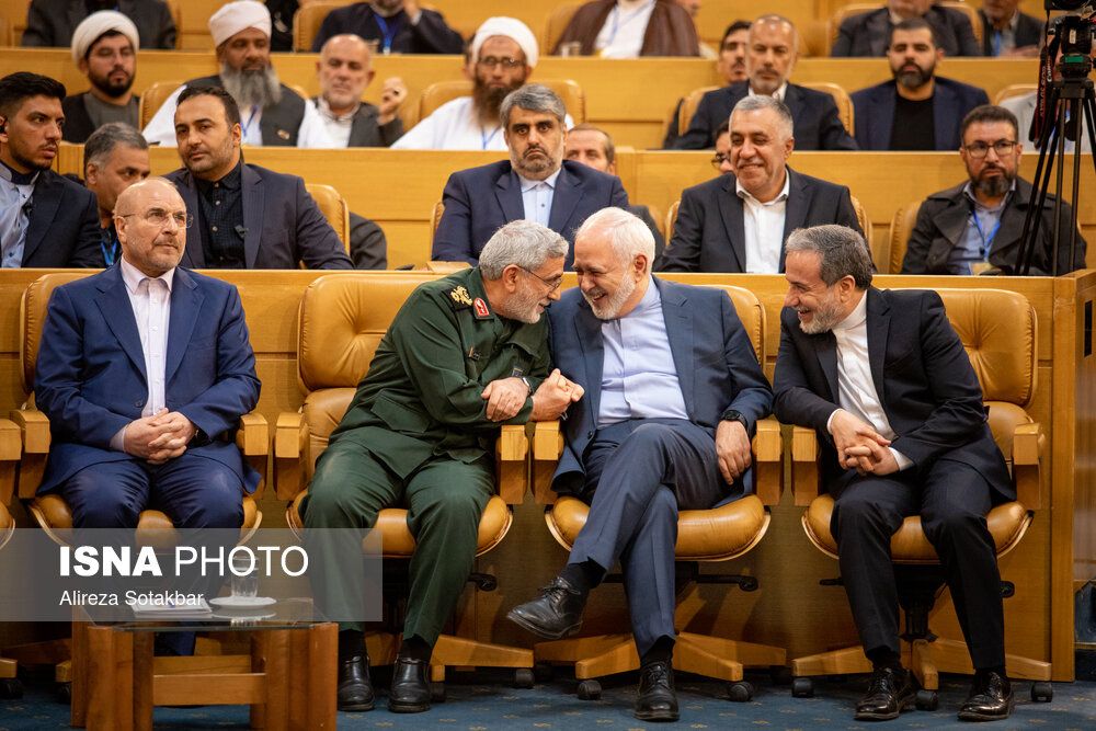 رئيس البرلمان الإيراني منتقدًا ظريف: تصريحاته تبعث برسائل ضعف إلى دونالد ترامب 