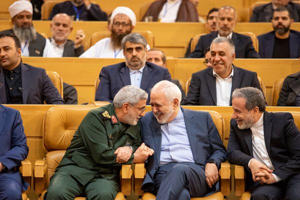 رئيس البرلمان الإيراني منتقدًا ظريف: تصريحاته تبعث برسائل ضعف إلى دونالد ترامب