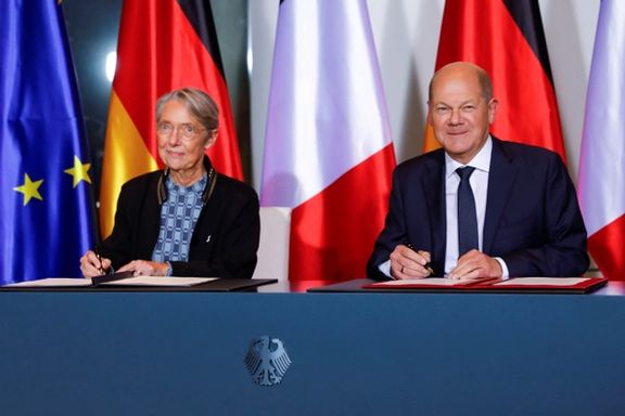 German Chancellor Olaf Scholz and French Prime Minister Elisabeth Borne sign an economic collaboration agreement between Germany and France, in Berlin, November 25, 2022