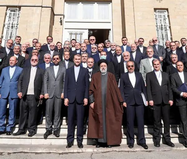 حملة طرد مسؤولي النظام الإيراني تقترب من 200 ألف توقيع