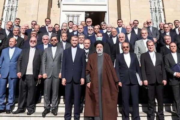 حملة طرد مسؤولي النظام الإيراني تقترب من 200 ألف توقيع