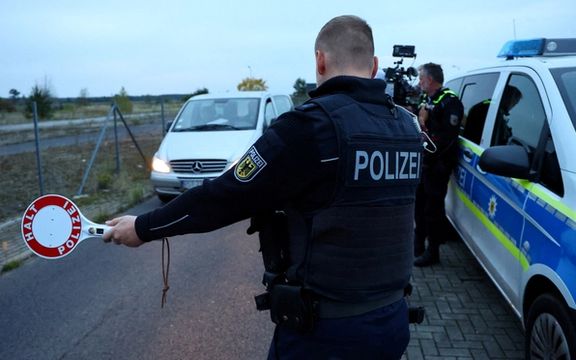 یک نیروی پلیس فدرال آلمان در مرز این کشور و لهستان، ۲۰ مهر ۱۴۰۲