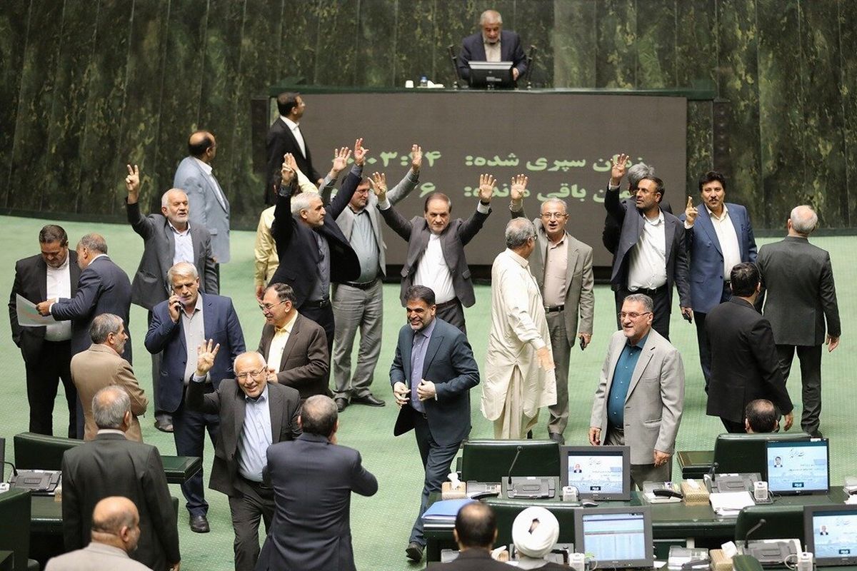 البرلمان الإيراني يناقش مشروع قانون عاجل للانسحاب من معاهدة حظر الانتشار النووي