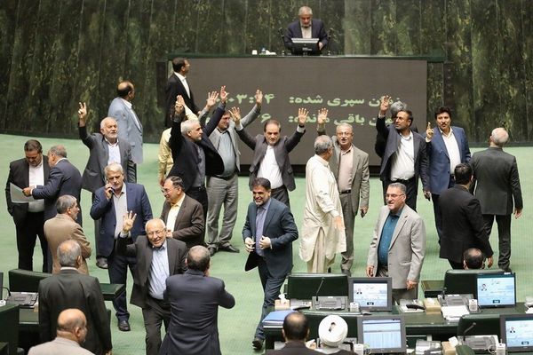 البرلمان الإيراني يناقش مشروع قانون عاجل للانسحاب من معاهدة حظر الانتشار النووي