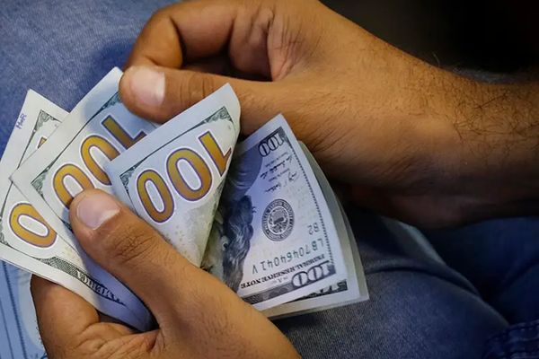 ارتدادات اقتصادية عقب الهجوم على قنصلية إيران في دمشق .. الدولار يتخطى 62 ألف تومان