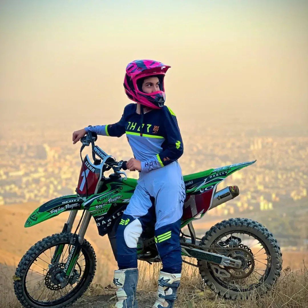 دومین سانحه در شش ماه؛ النا معدنی‌پور در پیست موتورسواری آزادی دچار سانحه شد و به کما رفت