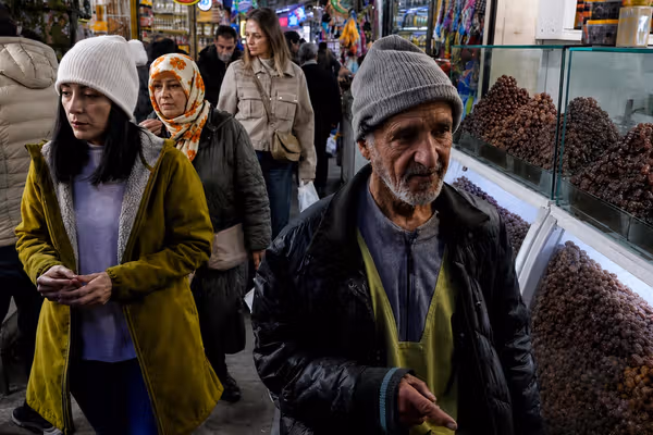 ارتفاع معدلات التضخم يدفع الإيرانيين إلى شراء المواد الغذائية الأساسية بالتقسيط