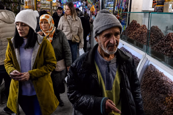 شوخی تلخ شهروندان با تورم: هر کسی کفش و لباس دارد از قبل داشته