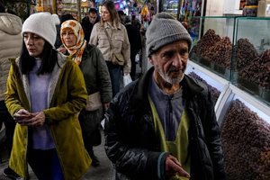 Inflation pushes Iranians to buy food in installments
