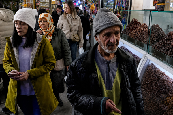 Inflation pushes Iranians to buy food in installments