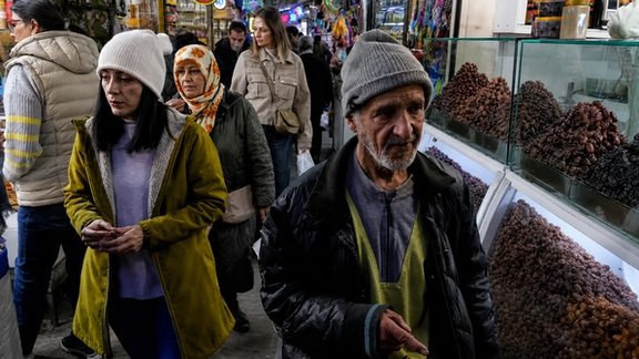 * صورة أرشيفية لأشخاص يسيرون في سوق تقليدية بإيران