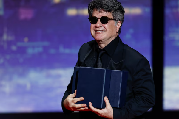 المخرج جعفر بناهي بعد فوزه بسعفة كان الذهبية: آمل أن نبلغ الحرية قريبًا في إيران