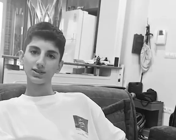 نیروهای سرکوب سر او را هدف گرفتن