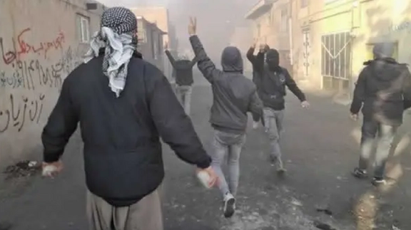 مانور نظامی و شلیک گلوله جنگی در جوانرود، پیرانشهر و سقز؛ مقاومت شهرهای کردنشین ادامه دارد