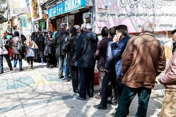 إيران: ارتفاع ملحوظ في أسعار لحوم الدجاج.. وطوابير طويلة بالشوارع