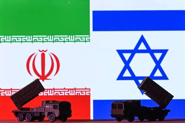 وزير المالية الإسرائيلي: نظام طهران يريد سلاحا نوويا لضمان بقائه