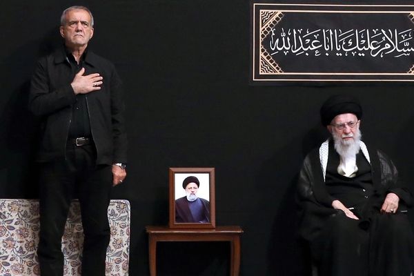 محذرين من الانزلاق نحو الهاوية.. خبراء إيرانيون يدعون طهران لتبني سياسة خارجية جديدة