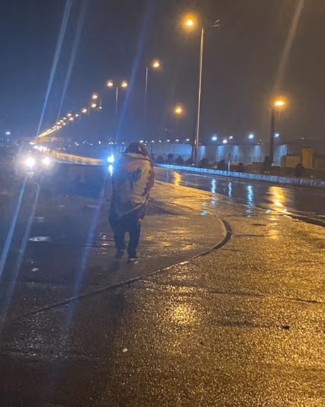 تصویری از پدر محمد قبادلو قبل از اعدام پسرش در زیر باران