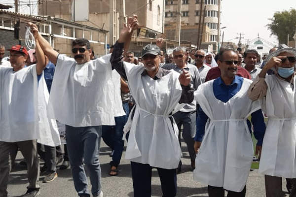 المتقاعدون يتظاهرون في مختلف المدن الإيرانية.. والأمن يعتقل بعضهم في طهران