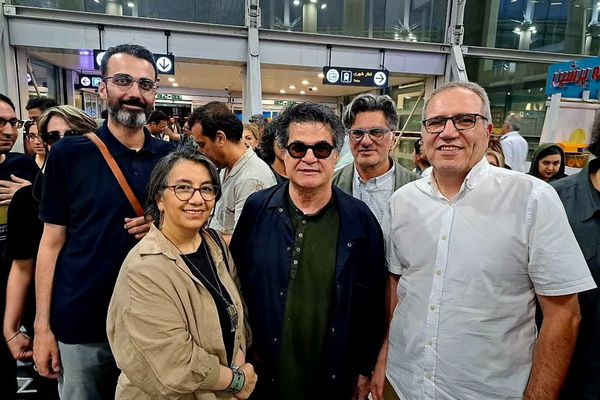 بعد فوزه بـ"السعفة الذهبية".. استقبال كبير للمخرج الإيراني جعفر بناهي بشعارات الحرية