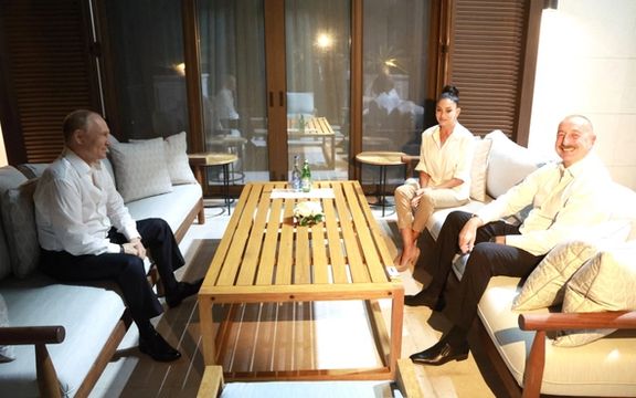 در سفر مرداد ۱۴۰۳ ولادیمیر پوتین به جمهوری آذربایجان، الهام علیاف در منزل شخصی خود از پوتین پذیرایی کرد.