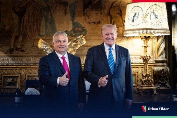 دیدار ویکتور اوربان، نخستوزیر مجارستان (سمت چپ) و دونالد ترامپ، نامزد جمهوریخواهان در انتخابات ریاستجمهوری آمریکا (سمت راست)، فلوریدا، ۲۱ تیر